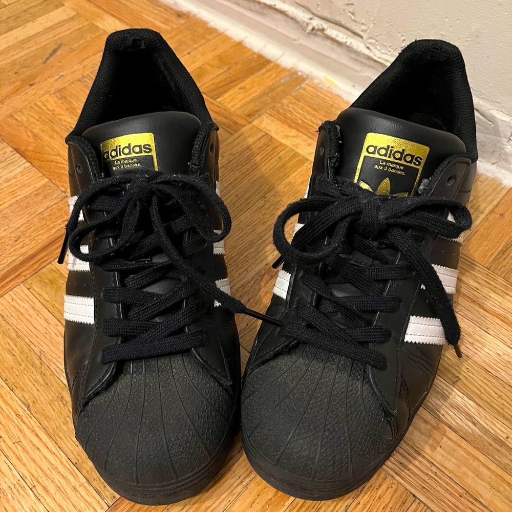 ADIDAS Superstar 🌟 shelltoes sneakers lightly worn classic black white strips
